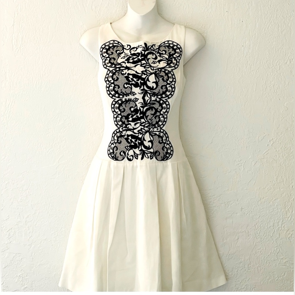 $200 WHITE HOUSE BLACK MARKET LADIES SLEEVELESS LINED EMBROIDERED DRESS Sz4